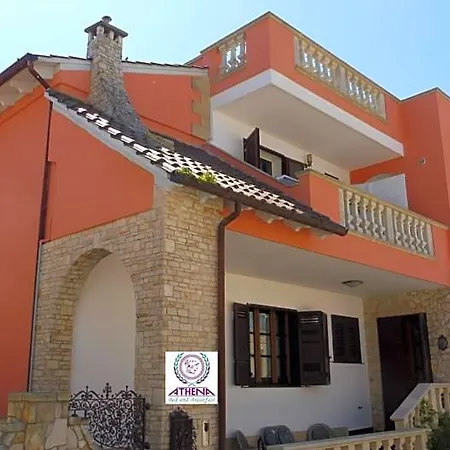 לינה וארוחת בוקר Athena Castro 3*